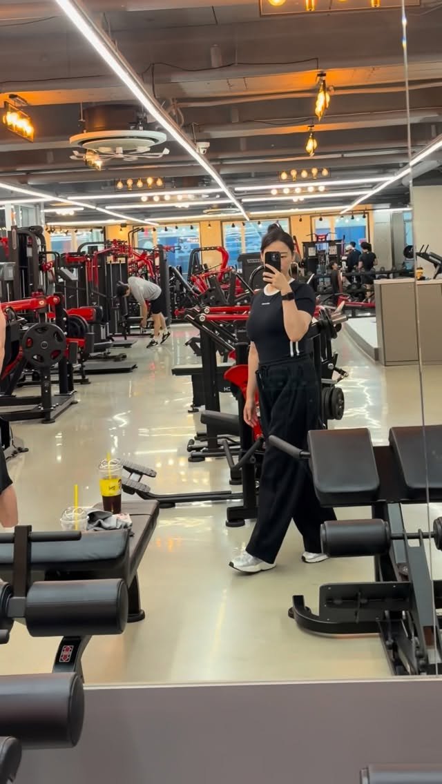 jjeonghoya_99 게시물 이미지: 주원이 놀이기구태워줌😍 @bb__joo 

#gym #coplereels...