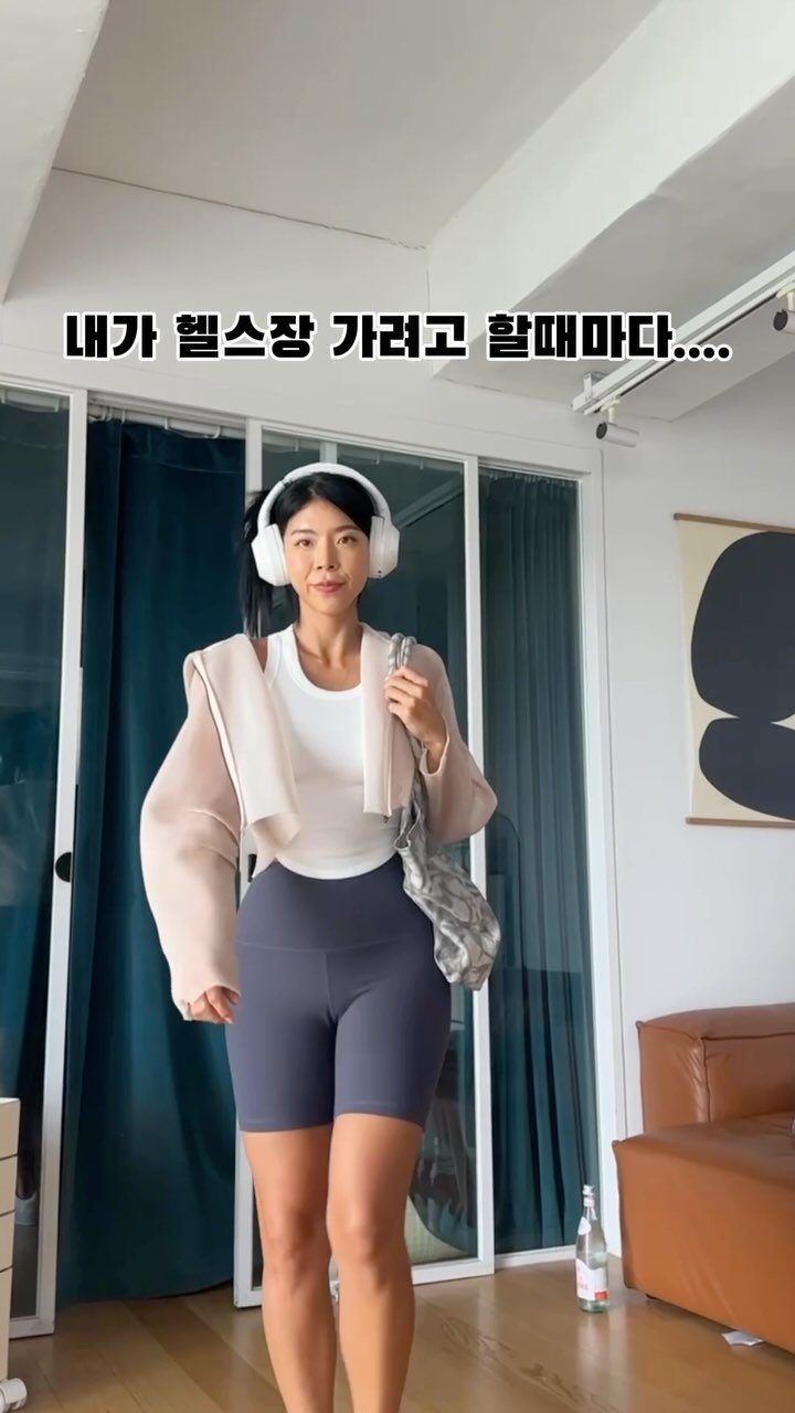 jjeuneu 게시물 이미지: 헬스장 갈 때마다 왜 방해하는거야 정말🤣
옷 챙겨입고 나가려다가 들어와본적 있는 젤린이…?