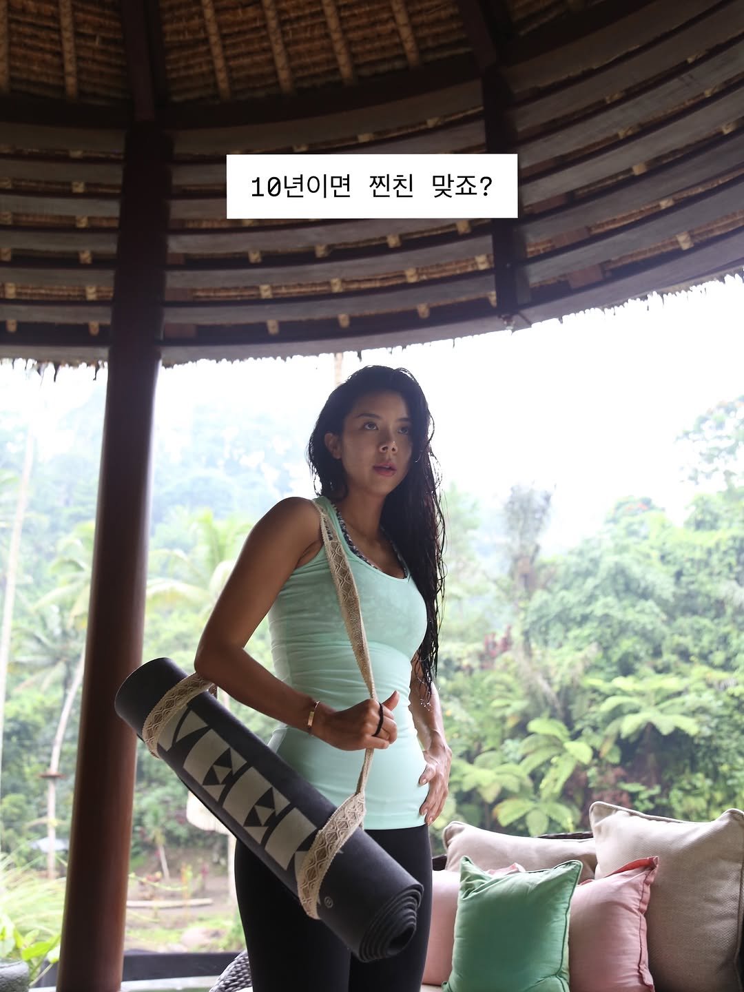 Photo by 제이제이 | 박지은 on December 30, 2025. May be an image of yoga, activewear, mat, sarong, bamboo, outdoors and text that says '10년이면 10년이면쩐친맞죠? 찐친 맞죠?'.