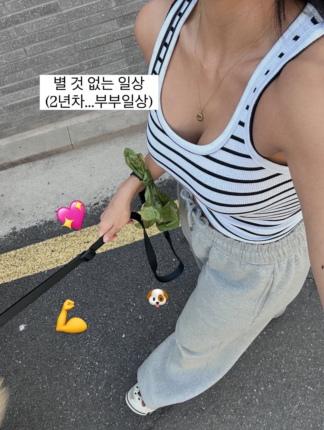 Photo by 제이제이 | 박지은 on April 15, 2026. May be an image of sweatpants, turtleneck and text that says '별것없는일상 별것 별 것 없는 일상 (2년차... ...부부일상) c'.