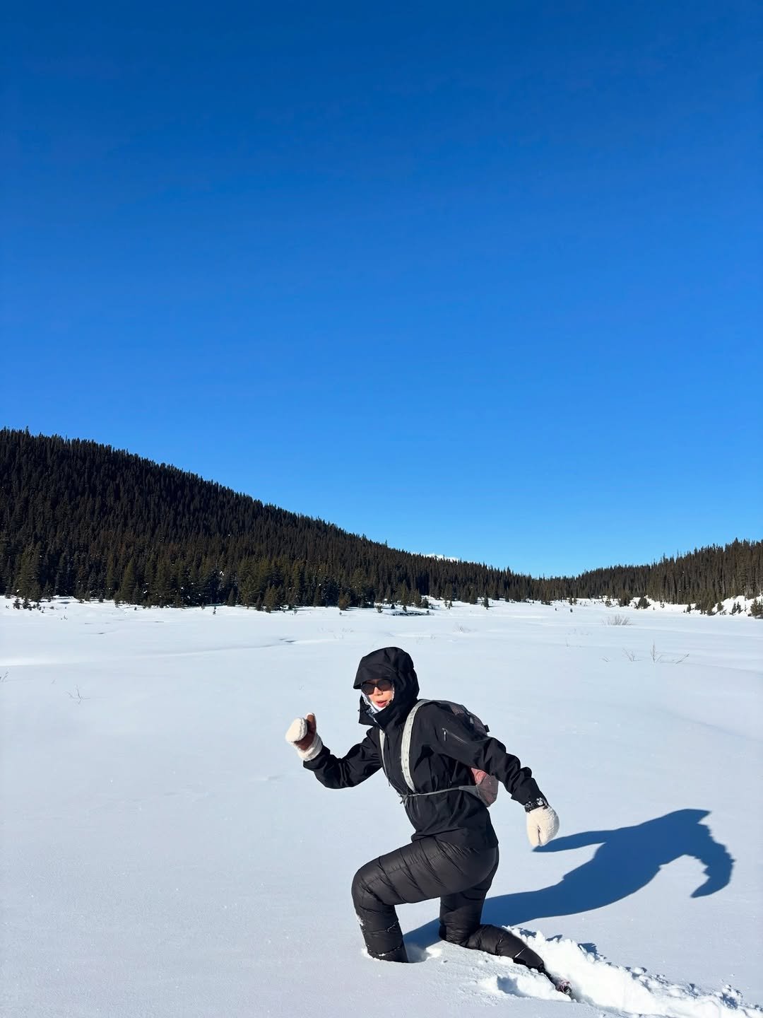 Photo by 제이제이 | 박지은 on January 25, 2026. May be an image of snowball, face mask, snowsuit, ski, arctic, ski slope, snow and text.