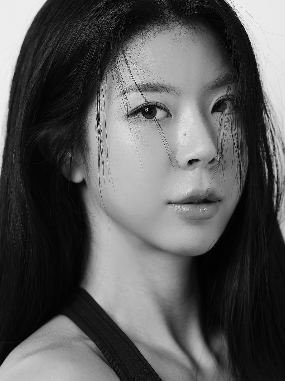 Photo shared by 제이제이 | 박지은 on November 09, 2025 tagging @yoo_dong_seon. May be a black-and-white image of one or more people, makeup, hair and text.