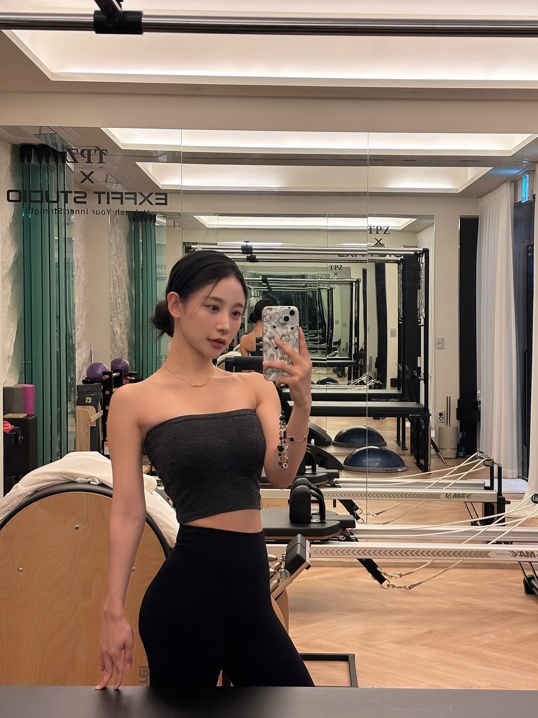 Photo by 영진 / 제니T on August 22, 2025. May be a selfie of 1 person, activewear, mirror, sweatpants, treadmill, top and text.