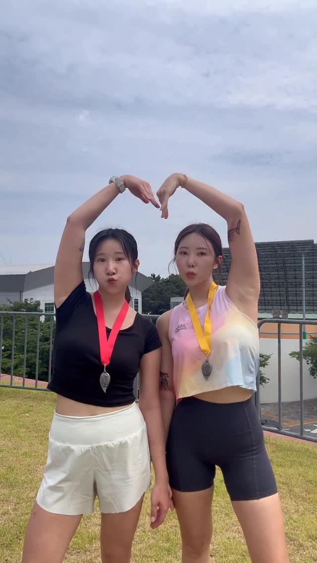 jjin_n_ 게시물 이미지: 예쁘게 찍고 싶었는데 대회 끝나고 둘다 땀에 쩔었네...
요즘 친구들 이 노래...