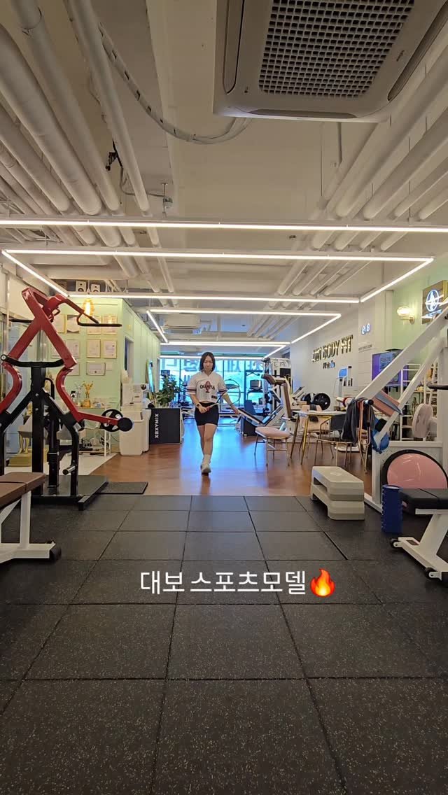 jjinbodyfit 게시물 이미지: 대보 스포츠모델 개인포즈 🔥
왕년에 스쿼시 좀 쳤지 

#포징레슨 #스포츠모델...