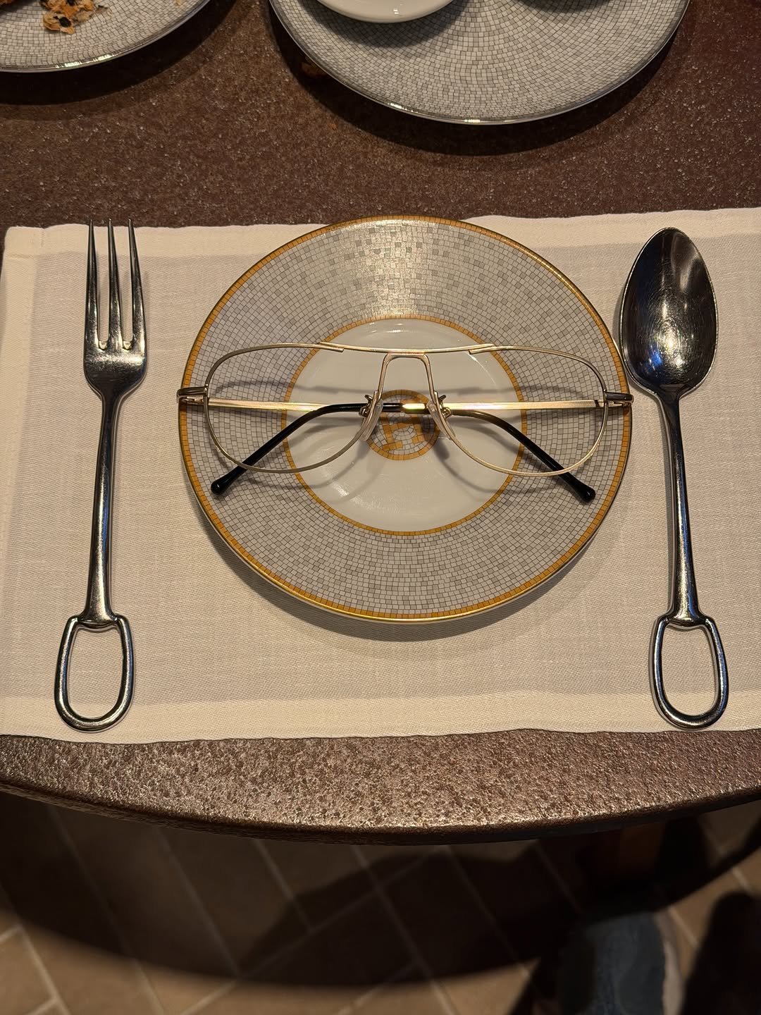 Photo by KIM JUYOUNG 쭈드레 on February 10, 2026. May be an image of napkin ring, napkin, placemat, kitchenware, tablecloth, fork and text.