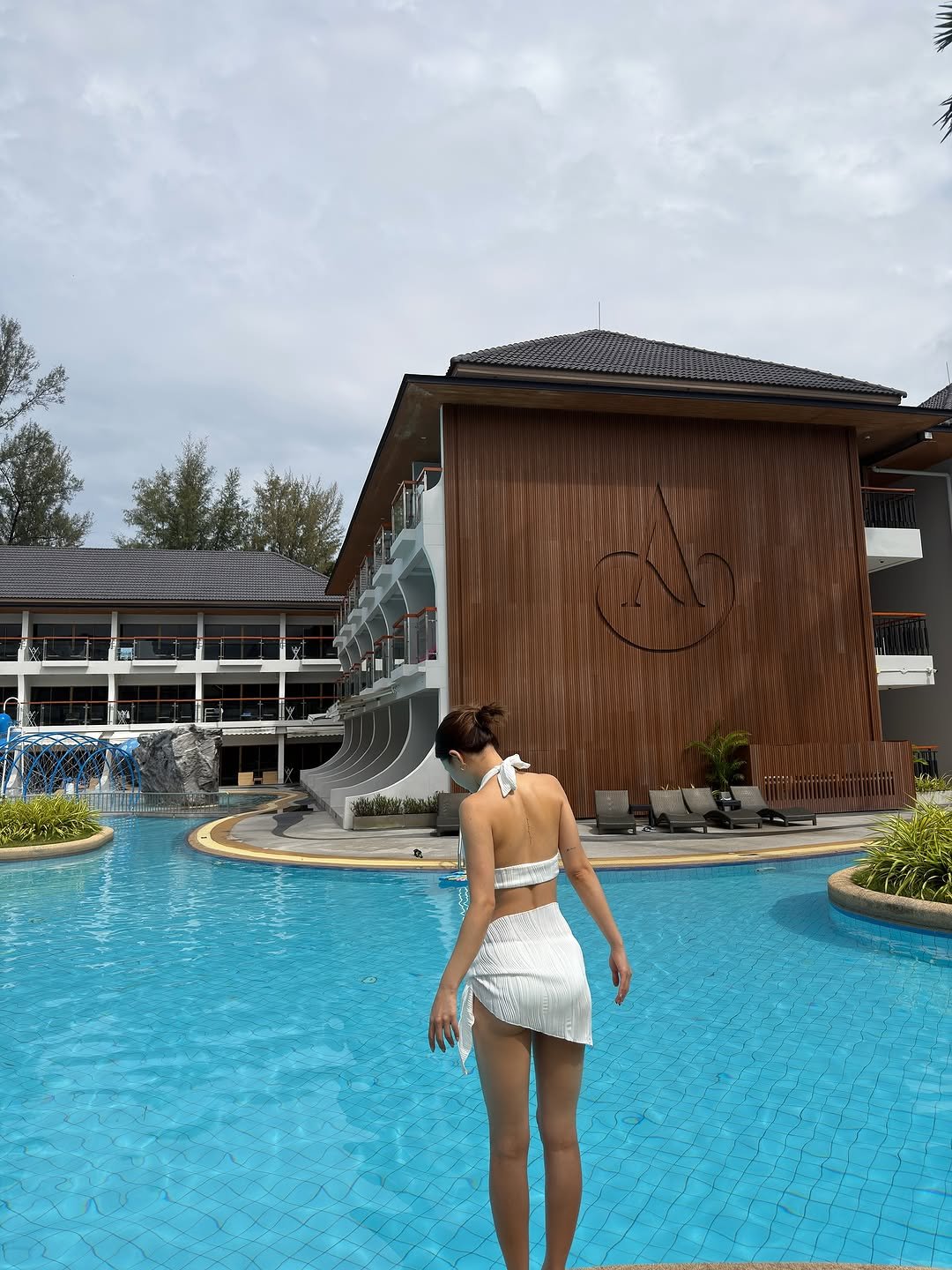 Photo by KIM JUYOUNG 쭈드레 on November 10, 2025. May be an image of swimming, pool, fountain, cabana and text.