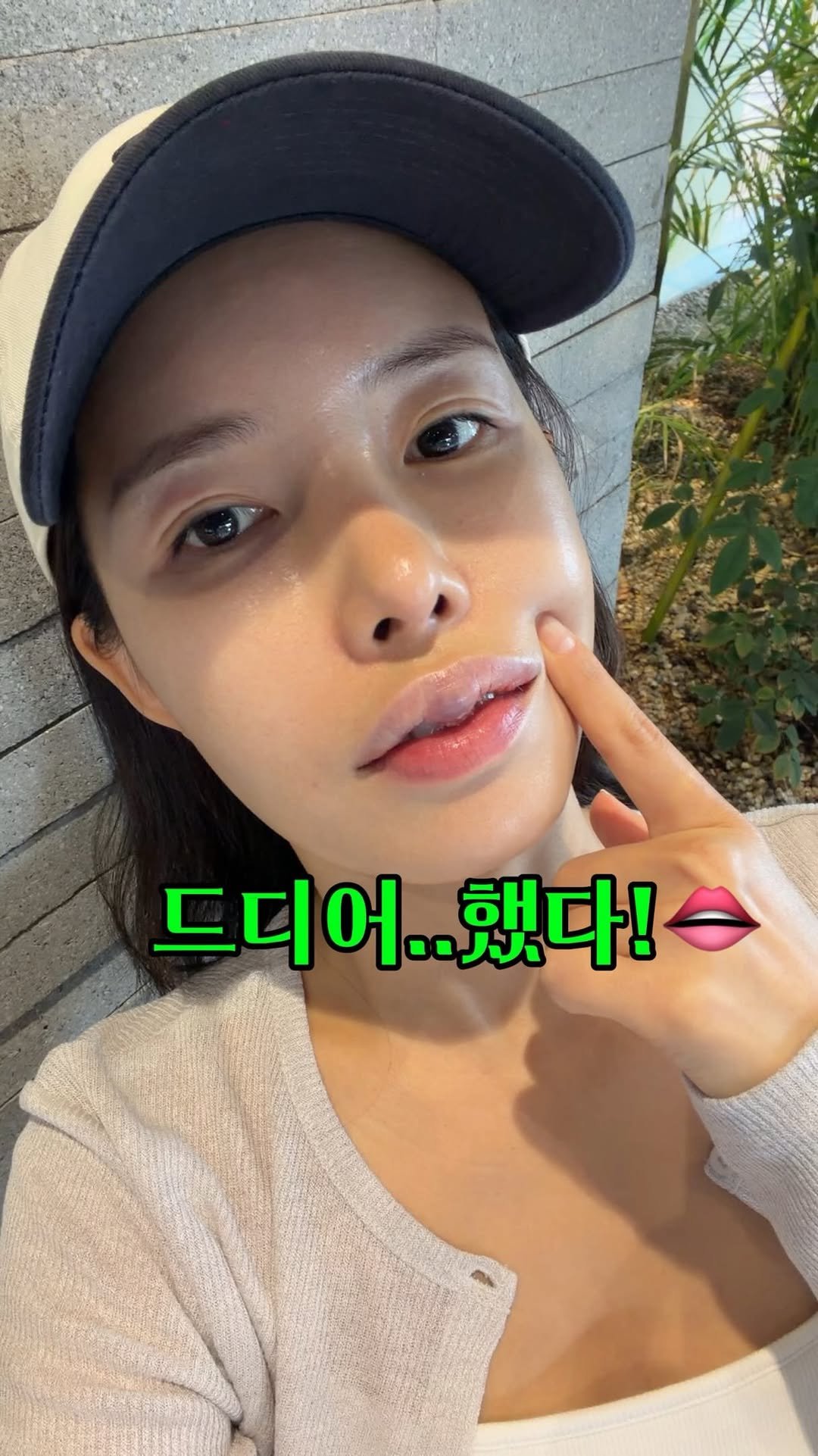 jju_dresser 게시물 이미지: 그렇다고 악플 때문에 한 건 아니고요. ꉂ🤣𐤔𐤔 
방금하고 나왔는데 입술이 아직...