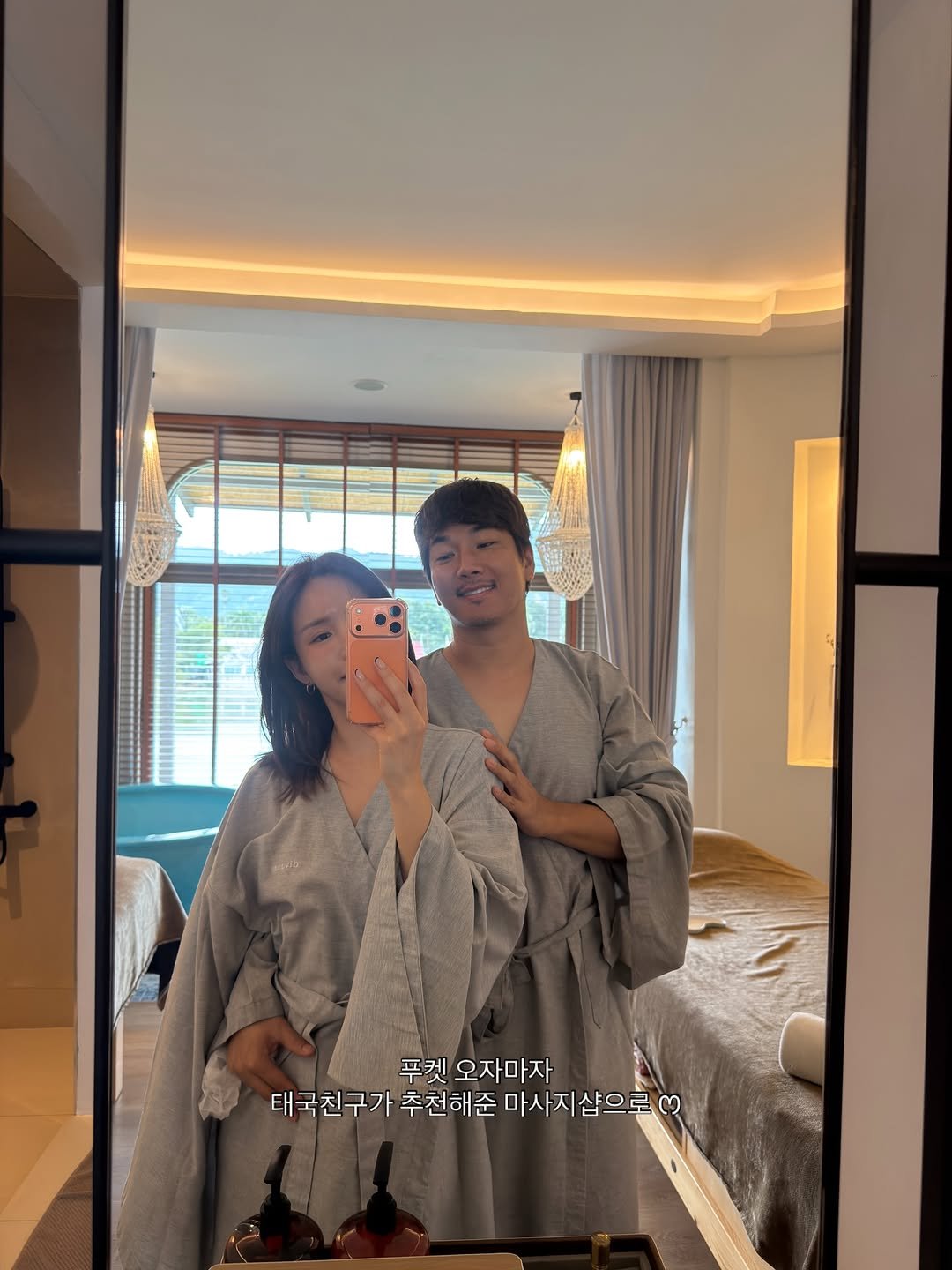 Photo by KIM JUYOUNG 쭈드레 on November 08, 2025. May be a selfie of sleepwear, robe, bath robe and text that says '푸켓 오자마자 W 태국친구가 추천해준 마사지샵으로( 마사지 샵으 로'.