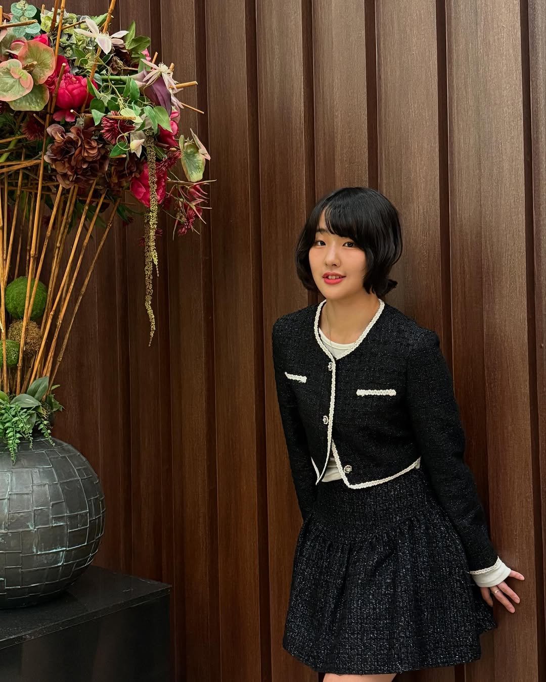 Photo by 쭈루리 on March 02, 2025. May be an image of one or more people, duffle coat, dress and blazer.