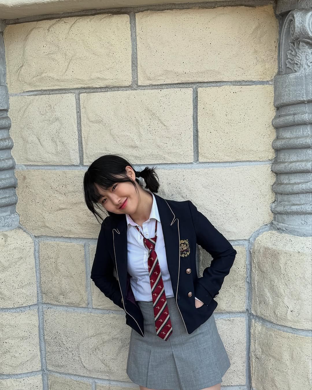 Photo by 쭈루리 on April 28, 2025. May be an image of 1 person, miniskirt, suit, blazer and text.