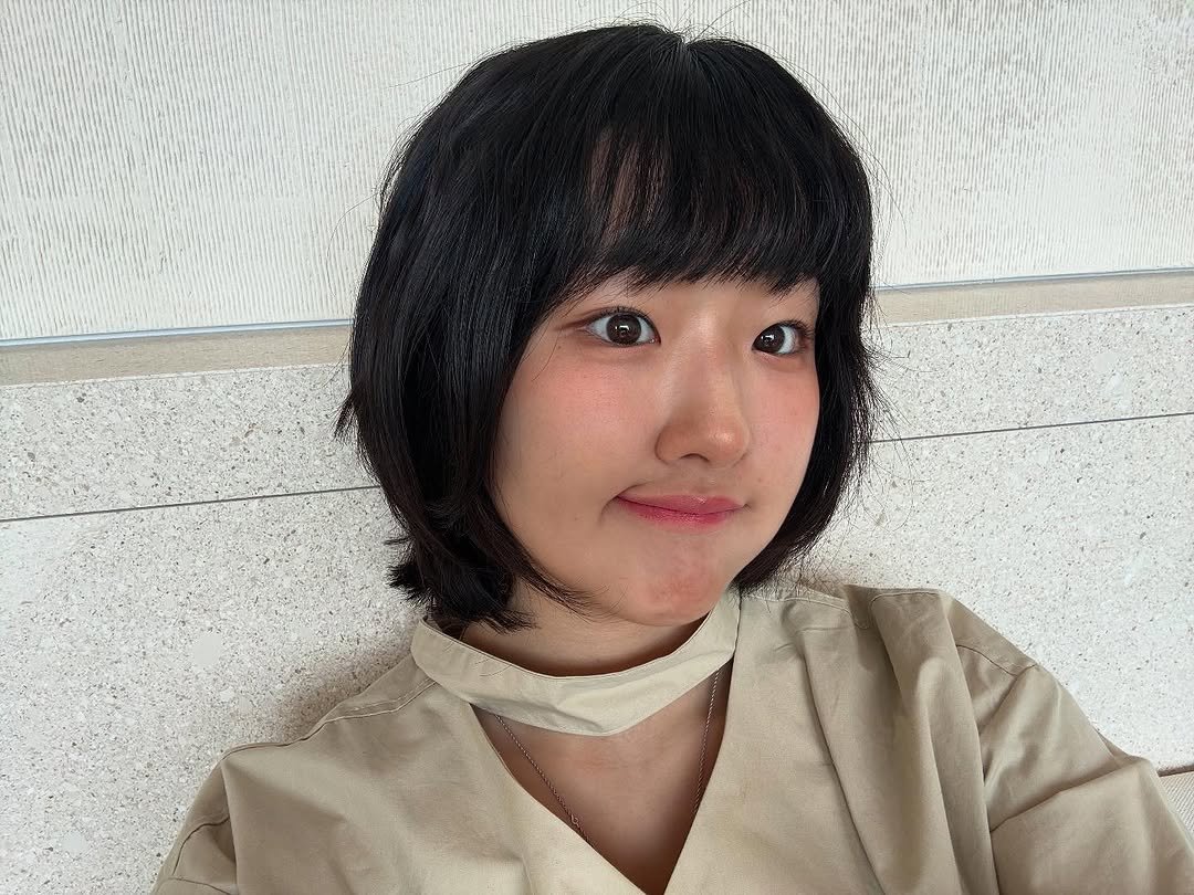 Photo by 쭈루리 on March 30, 2025. May be a selfie of 1 person, bangs and text.