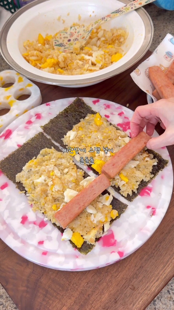jjung4800000 게시물 이미지: 별거 없지만 미친 맛도리 스팸 간장 계란 김밥

계란밥 그냥 버터, 간장에 비벼...