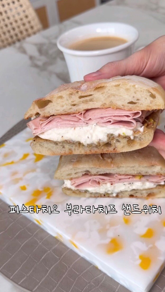 jjung4800000 게시물 이미지: 피스타치오 부라타치즈 샌드위치 안먹으면 후회합니다 🥪
Pistachio...