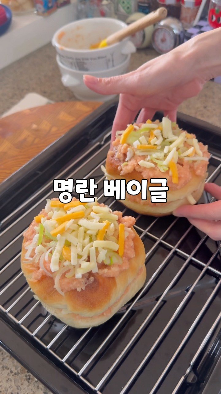 jjung4800000 게시물 이미지: 입에서 톡! 톡! 터지는 명란 베이글 🥯
베이글 위에 명란 대파 치즈 가득 올려먹음...
