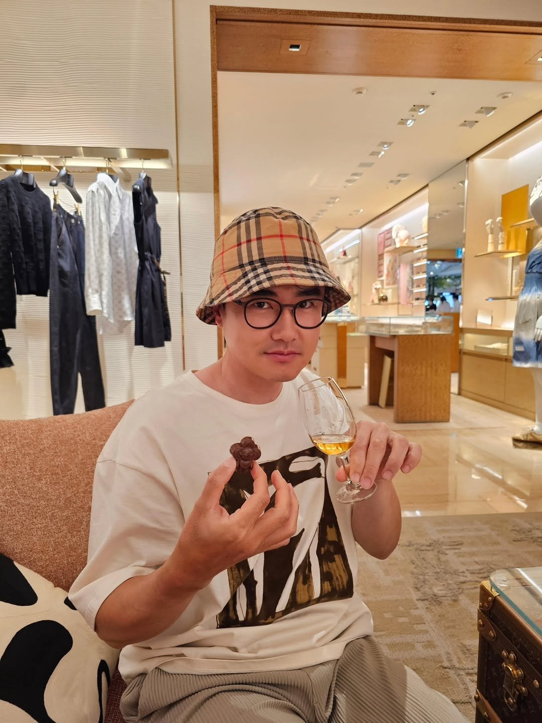 jk_gentle 게시물 이미지: 어제 Louis Vuitton 현대백화점 다녀왔는데요.

전담 셀러분이 위스키와...