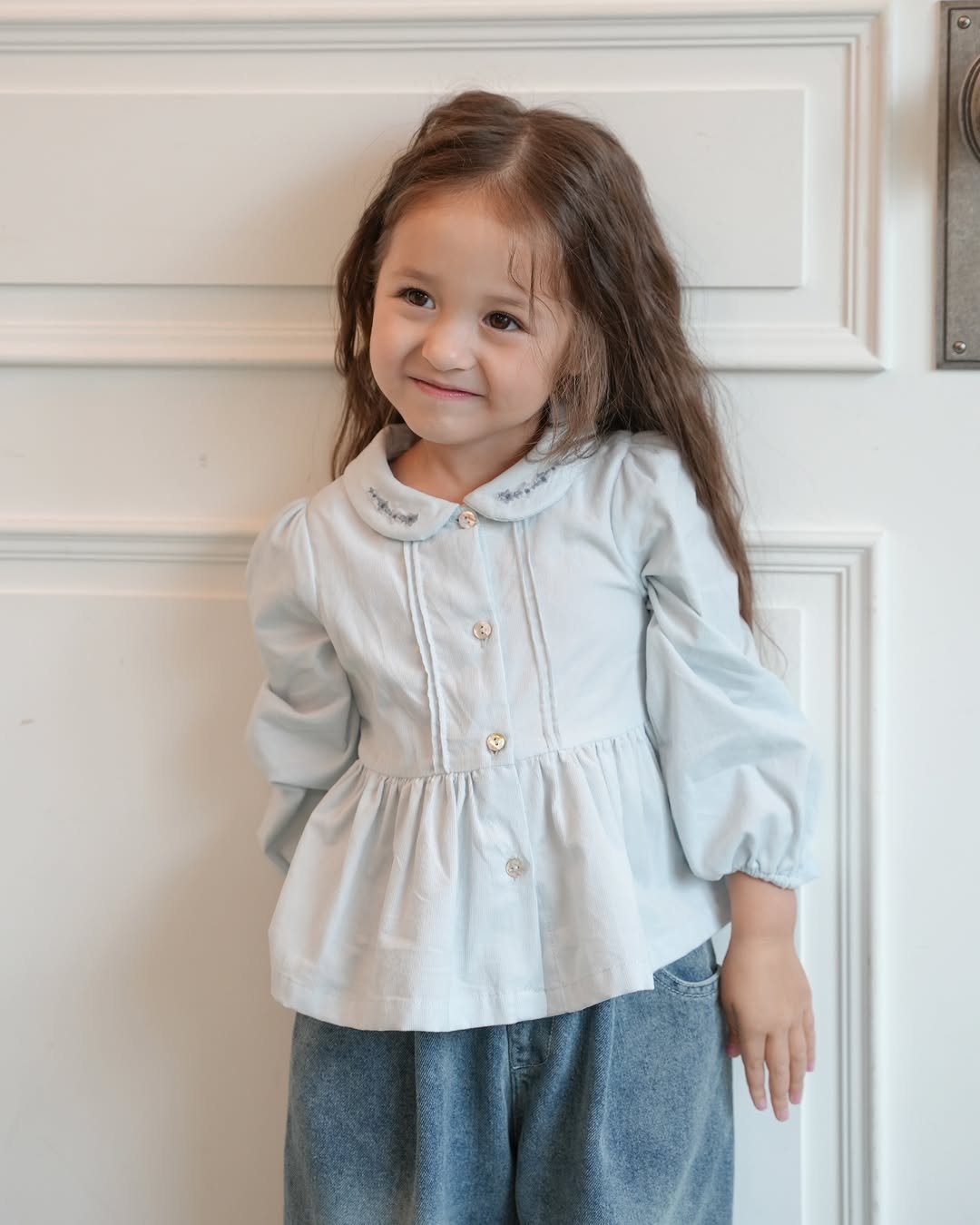 Photo by 제이라스 on December 26, 2025. May be an image of baby, sleepwear, overskirt and text.