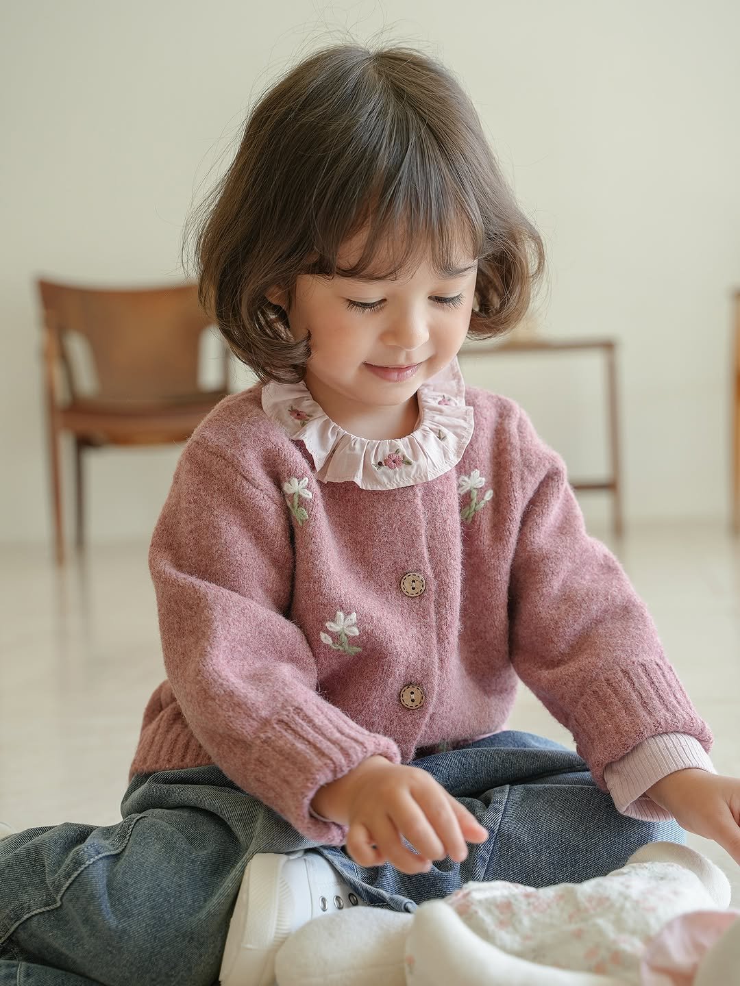 Photo by 제이라스 on September 05, 2025. May be an image of 1 person, baby, cardigan, knit and text.
