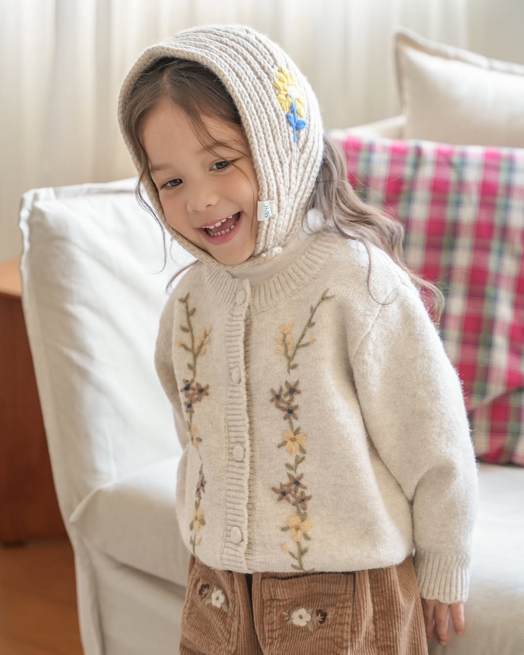 Photo by 제이라스 on December 17, 2025. May be an image of child, duffle coat, knit and text.