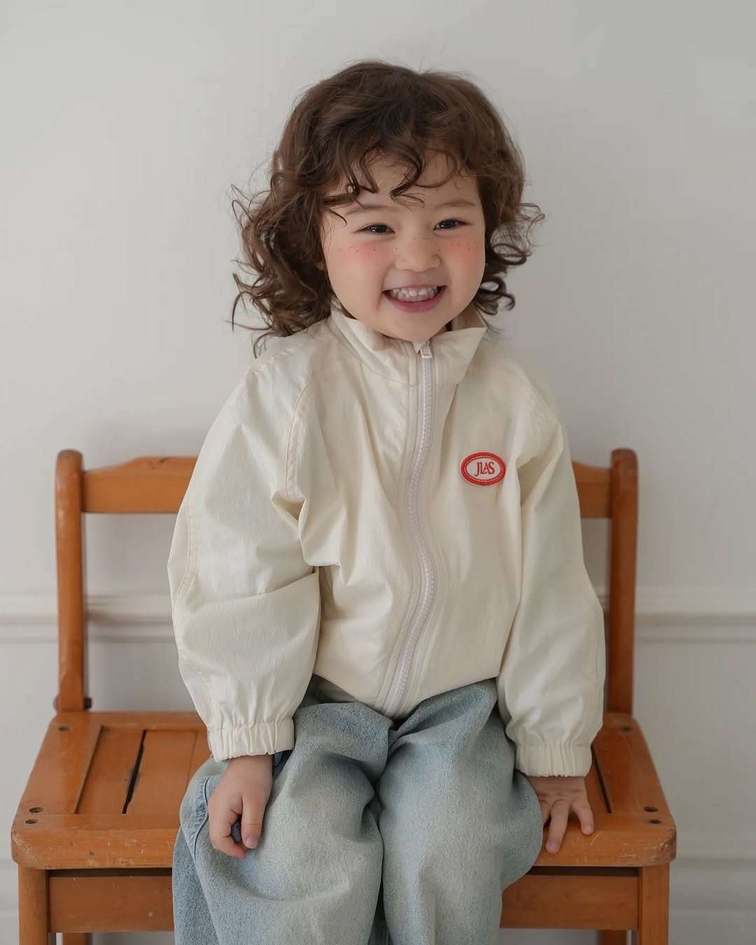 Photo by 제이라스 on February 03, 2026. May be an image of baby, duffle coat and text.