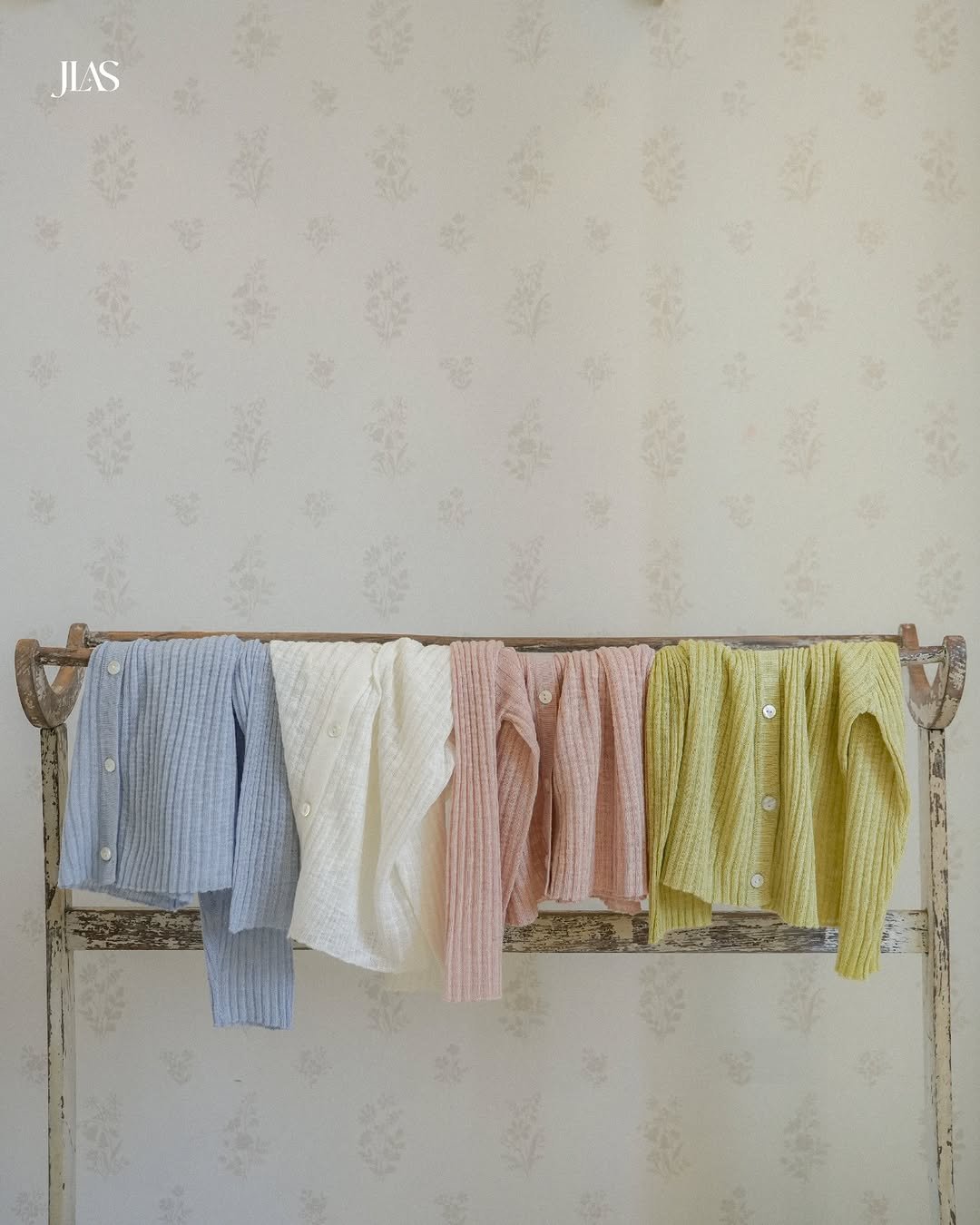 Photo by 제이라스 on April 21, 2026. May be an image of towel rack, clothes hanger, curtains and text that says 'IN'.