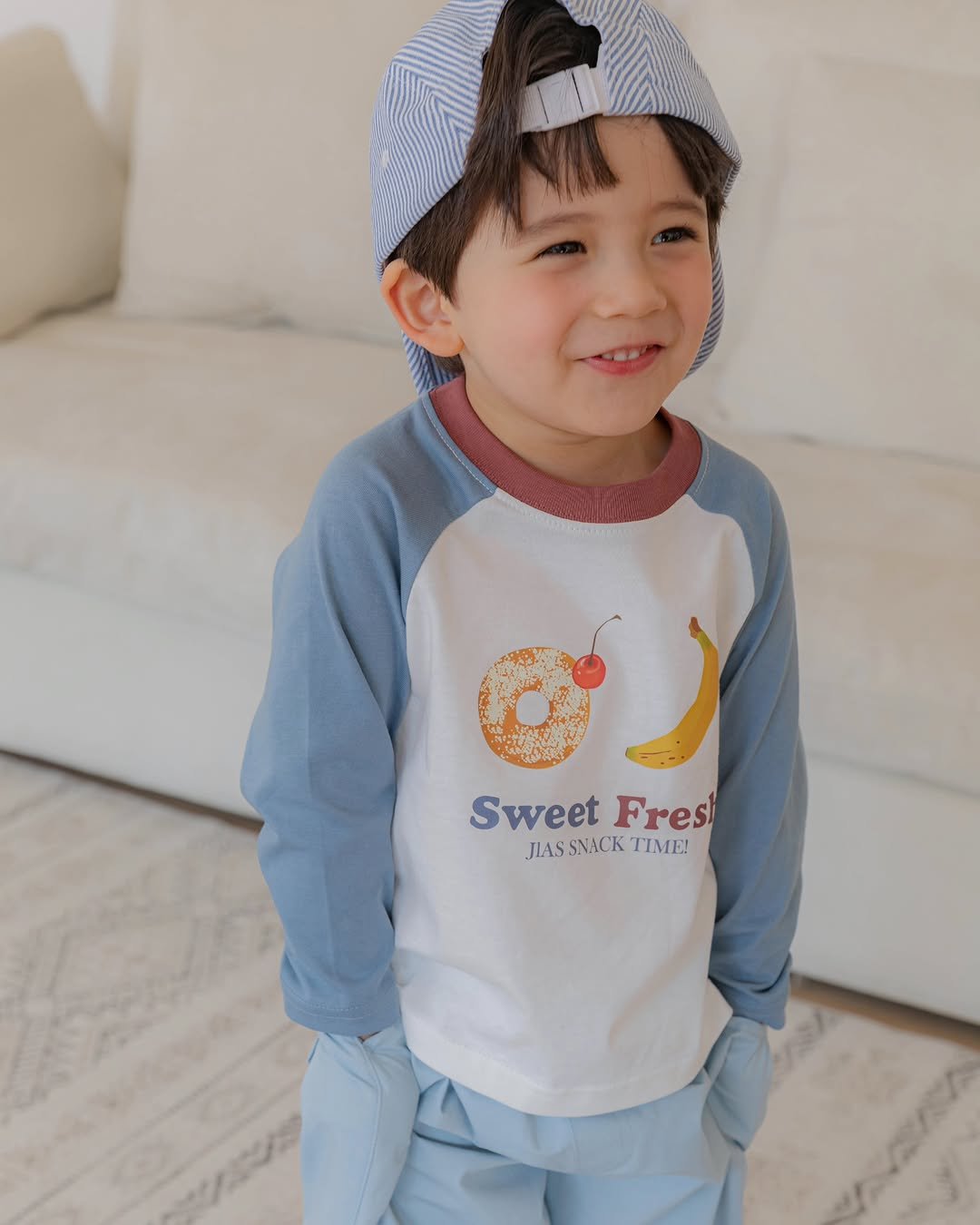 Photo by 제이라스 on February 09, 2026. May be an image of child, sleepwear, sweatshirt and text that says 'Sweet SweetFres Fres JLASSNACKTIME! JIAS SNACK TIME!'.