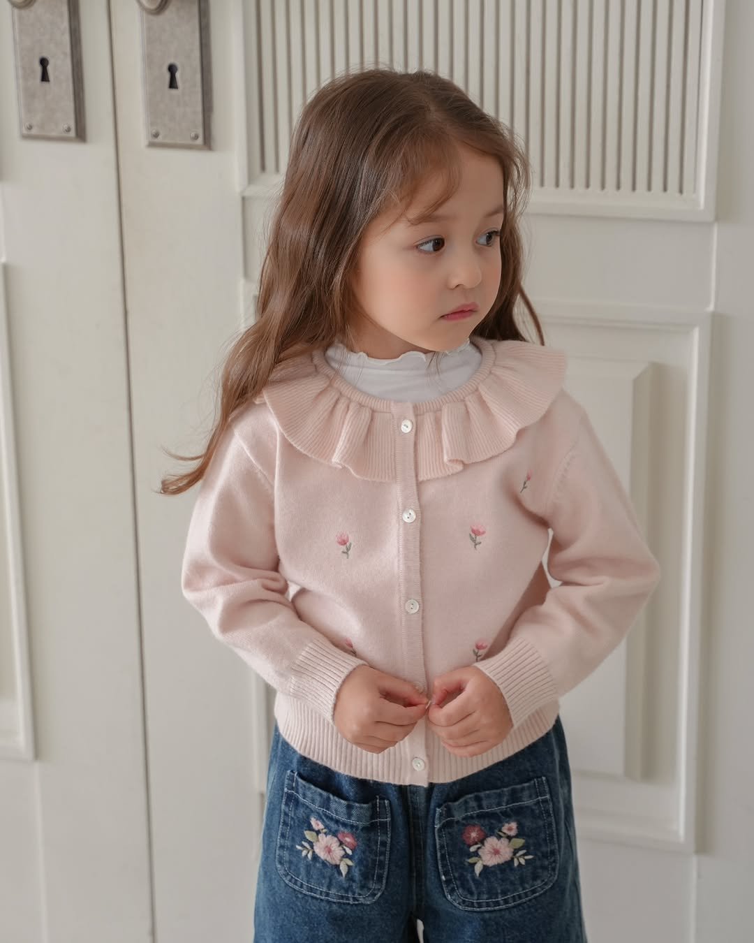 Photo by 제이라스 on February 12, 2026. May be an image of cardigan and text.