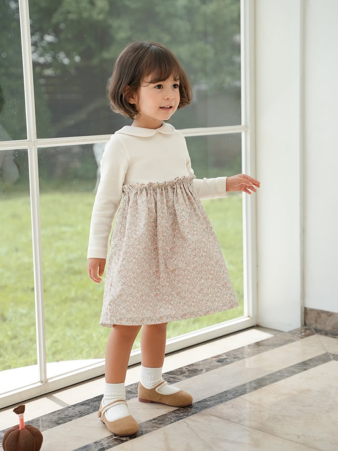 Photo by 제이라스 on September 17, 2025. May be an image of 1 person, child, baby shoes, dress and text.
