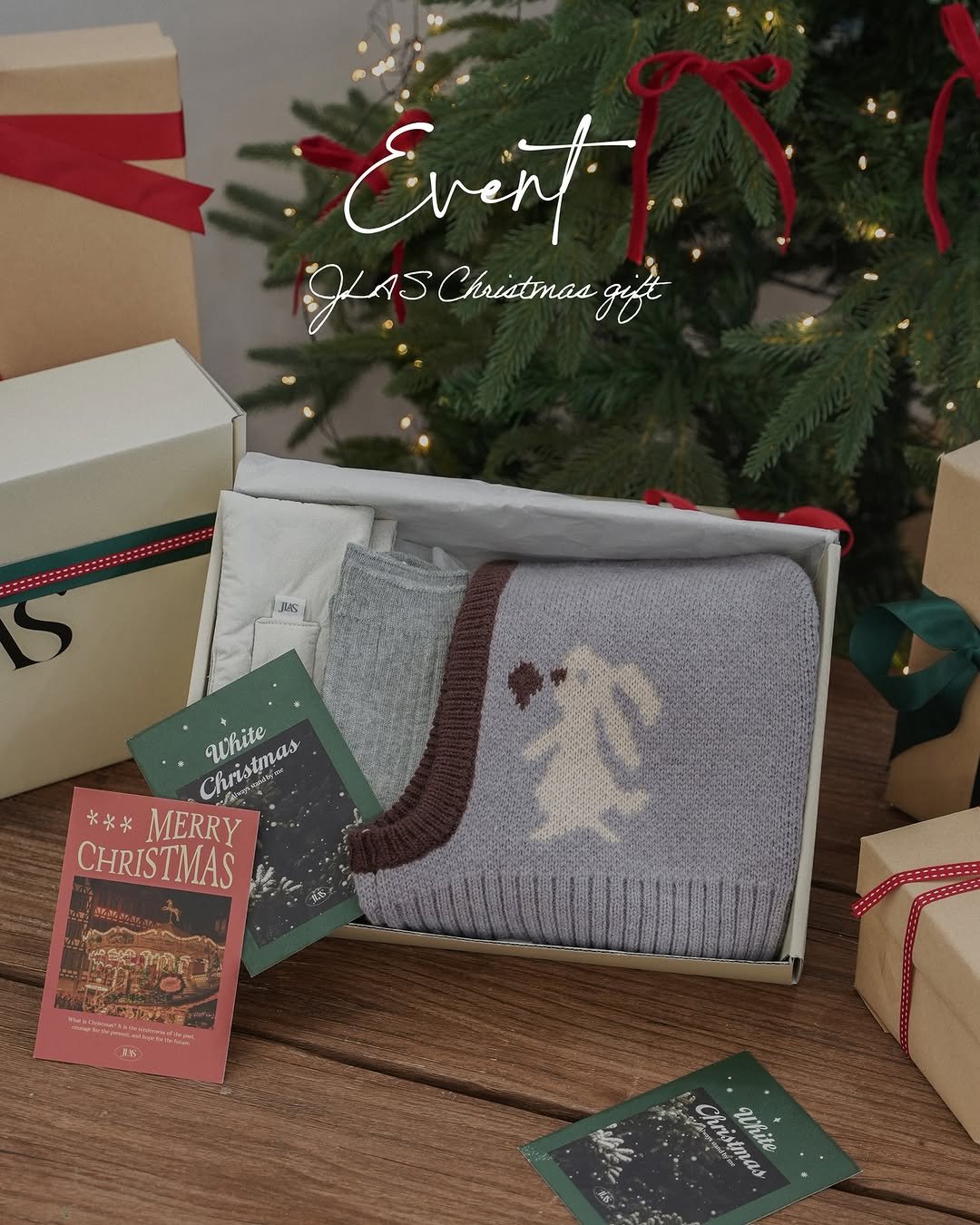 Photo by 제이라스 on December 11, 2025. May be an image of Christmas stocking, scarf, blanket, shawl, sweater, wool, sock and text.