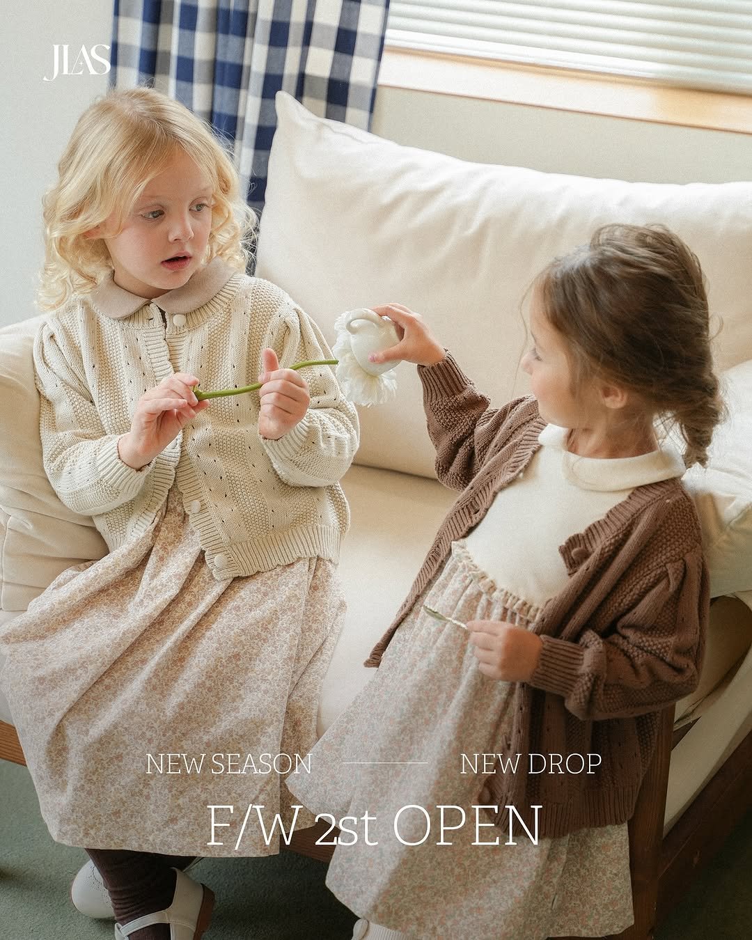 Photo by 제이라스 on September 19, 2025. May be an image of 2 people, child, duffle coat, dress and text that says 'JIAS NEW SEASON NEW NEWDROP NEWDROP NEW DROP F/W F/W2stOPEN 2st ΟΡΕΝ'.