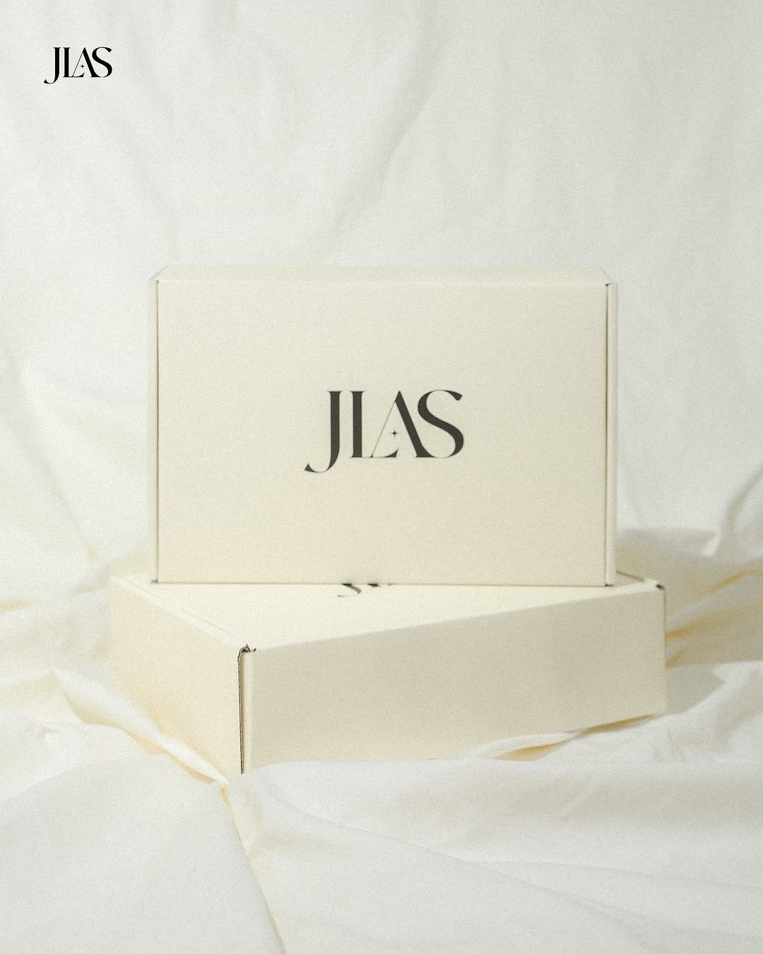 Photo by 제이라스 on August 31, 2025. May be an image of fragrance, poster, box, carton, magazine, bar soap and text that says 'JLAS JLAS'.
