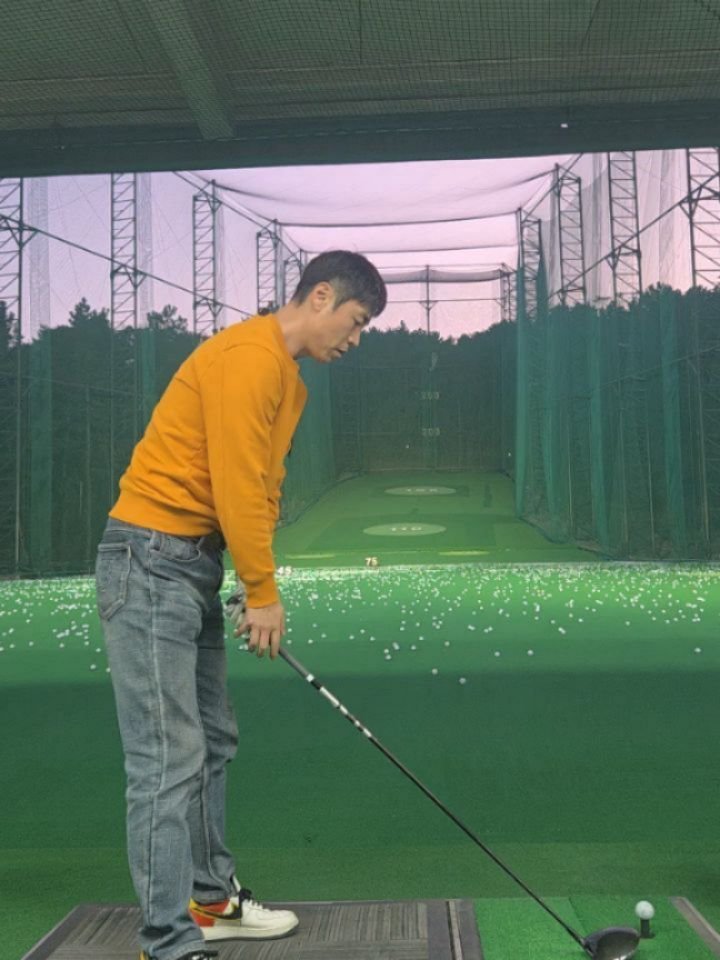 jmk__golf 게시물 이미지: 날이 좋아서 이제 슬슬 연습 좀 해볼까~
#인도어연습장 #간만에연습