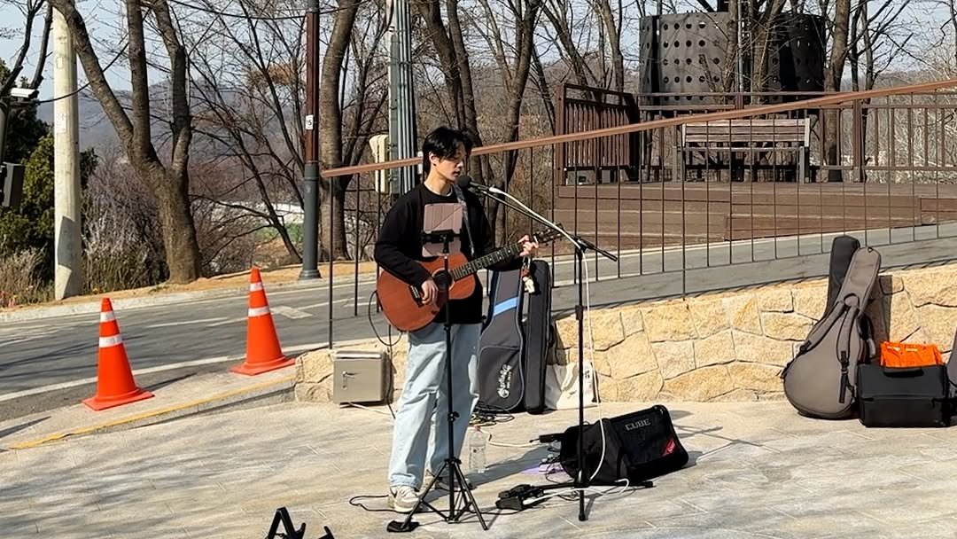 Photo by 중랑문화재단 on April 06, 2026. May be an image of guitar and text.