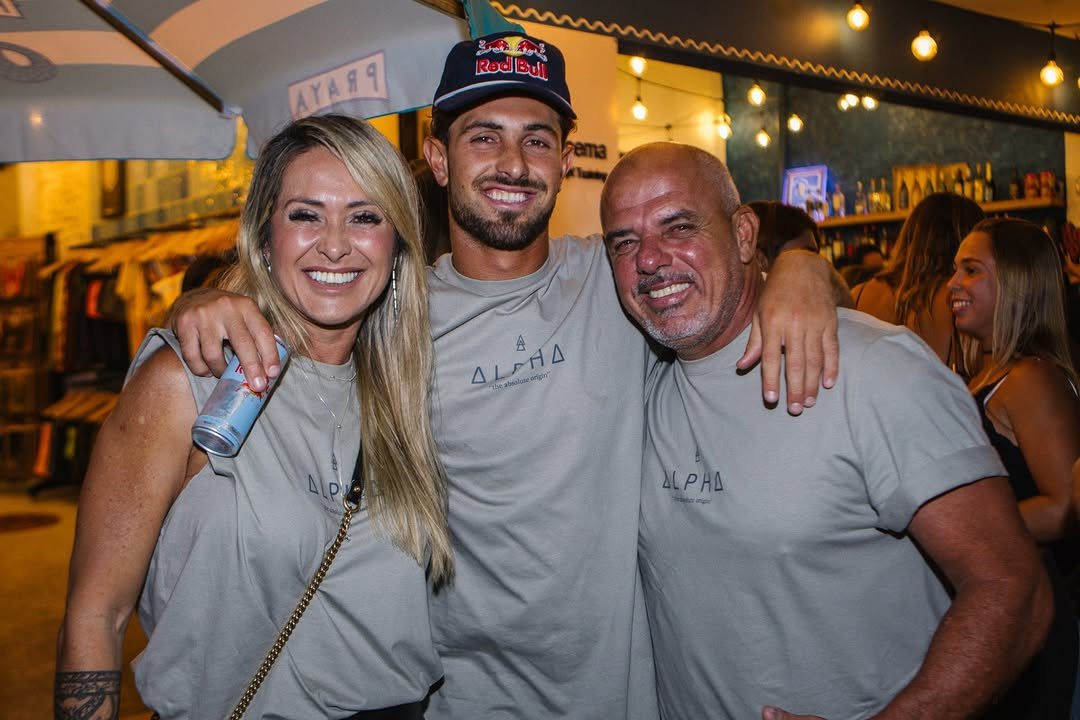 Photo shared by João Chianca on December 22, 2025 tagging @redbullbr, @gustavochumbao, and @michelecabraldeazeredo. May be an image of one or more people, people smiling and text.