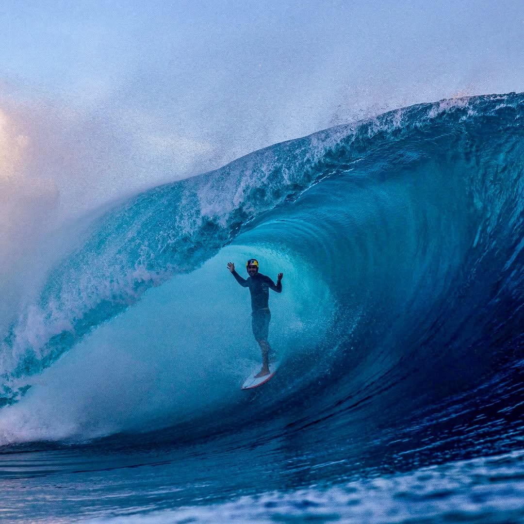 Photo shared by João Chianca on December 30, 2025 tagging @dmosqphoto. May be an image of surfboard, wetsuit, ocean, water and text.