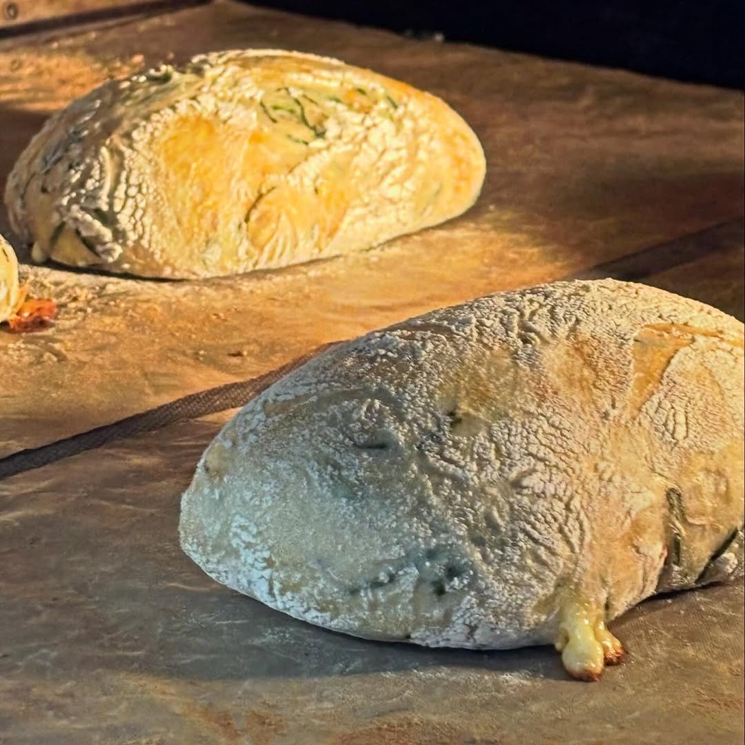 Photo by 동탄카페, 조각달과자점 | 베이커리카페 • 디저트카페 • 카페인테리어 in 동탄호수공원 with @jogakdal_bakery. May be an image of bread and text.