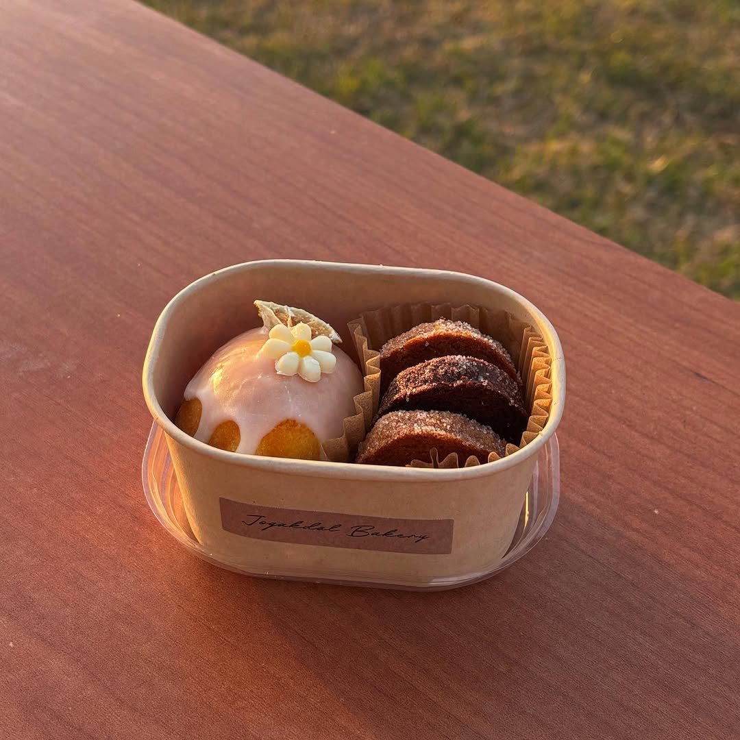 Photo shared by 동탄카페, 조각달과자점 | 베이커리카페 • 디저트카페 • 카페인테리어 on February 04, 2026 tagging @jogakdal_bakery. May be an image of coconut macaroon, cake, bread and text.