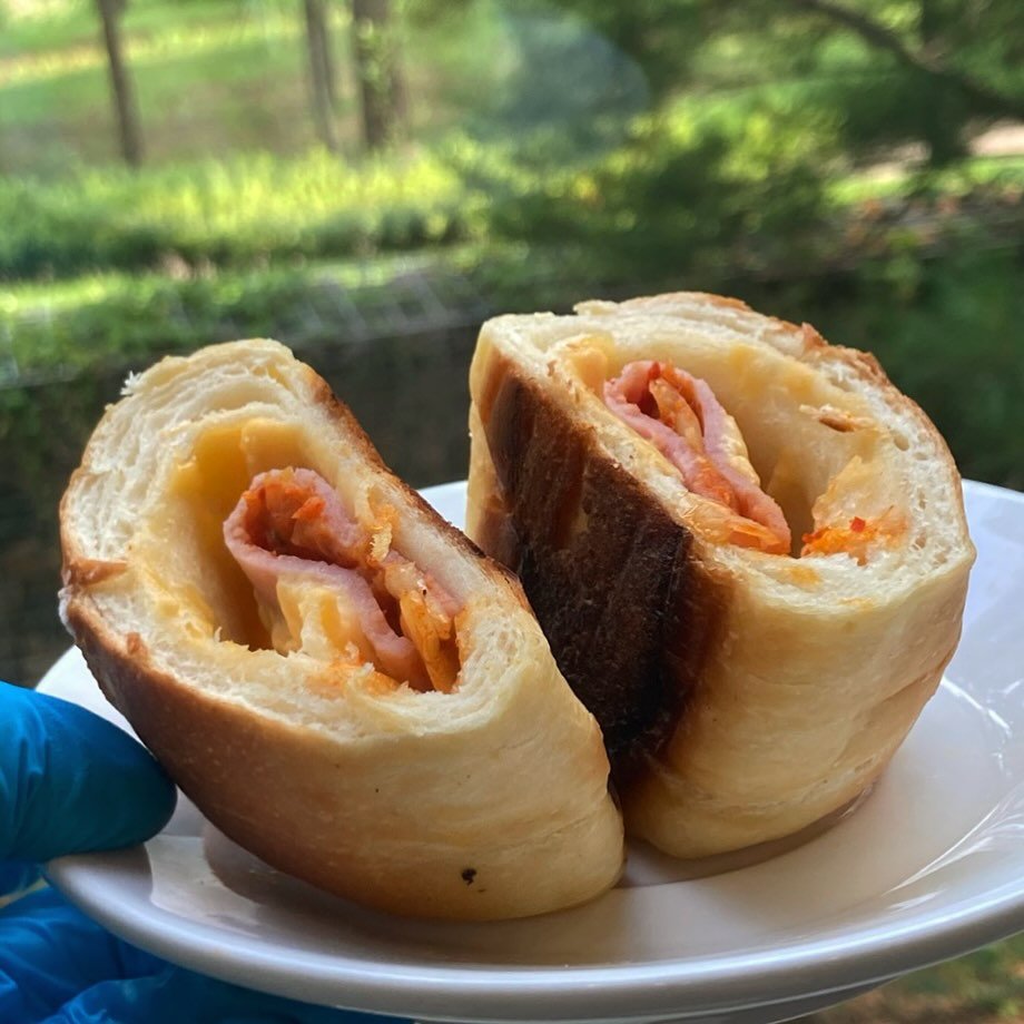 Photo by 동탄카페, 조각달과자점 | 베이커리카페 • 디저트카페 • 카페인테리어 in 동탄 with @jogakdal_bakery. May be an image of potpie, sandwich, croissant and text.