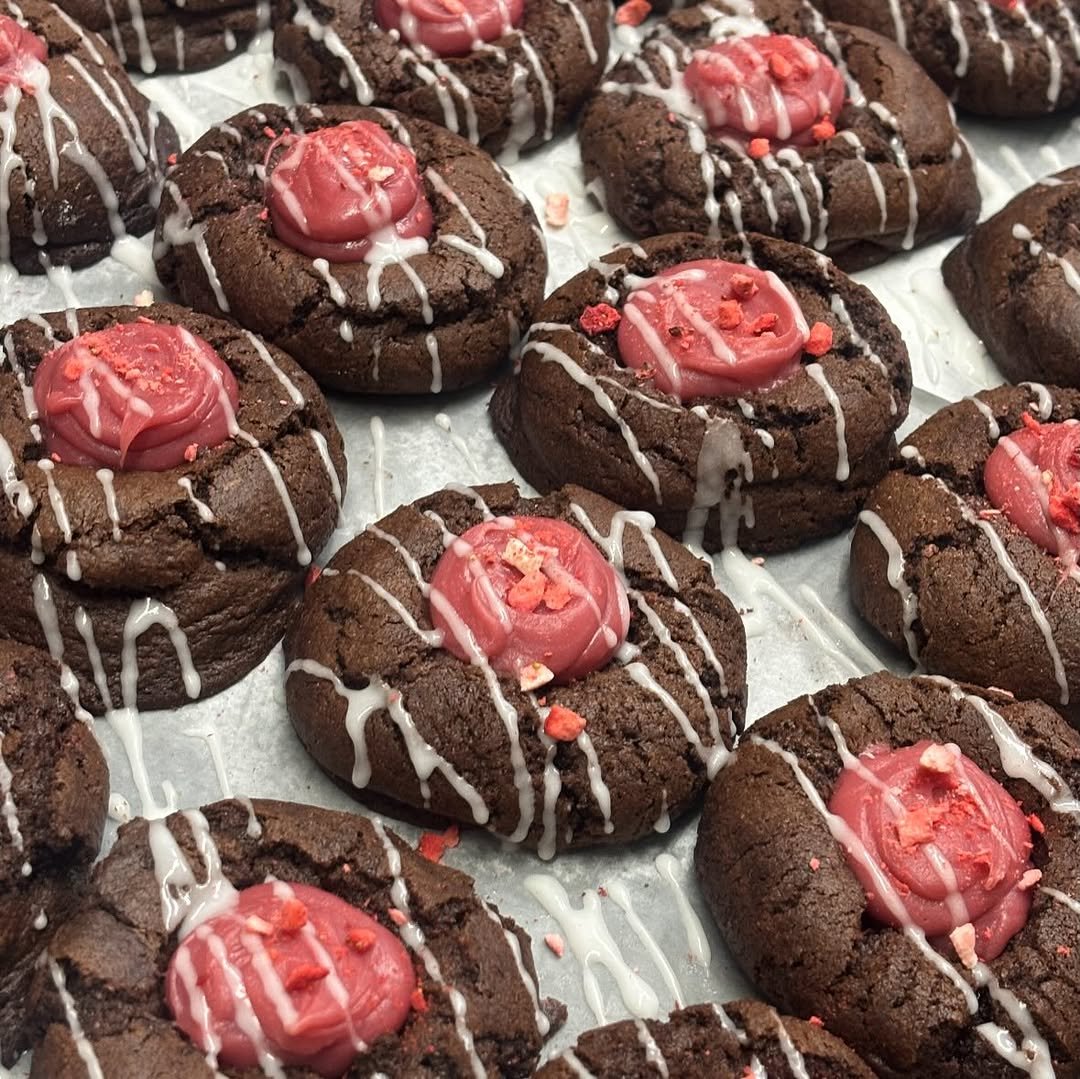 Photo shared by 동탄카페, 조각달과자점 | 베이커리카페 • 디저트카페 • 카페인테리어 on February 10, 2026 tagging @jogakdal_bakery. May be an image of cookie, fudge and text.