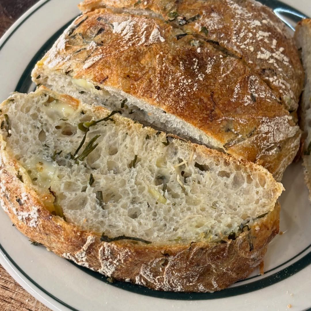 Photo by 동탄카페, 조각달과자점 | 베이커리카페 • 디저트카페 • 카페인테리어 in 동탄 with @jogakdal_bakery. May be an image of baguette, rye bread and text.