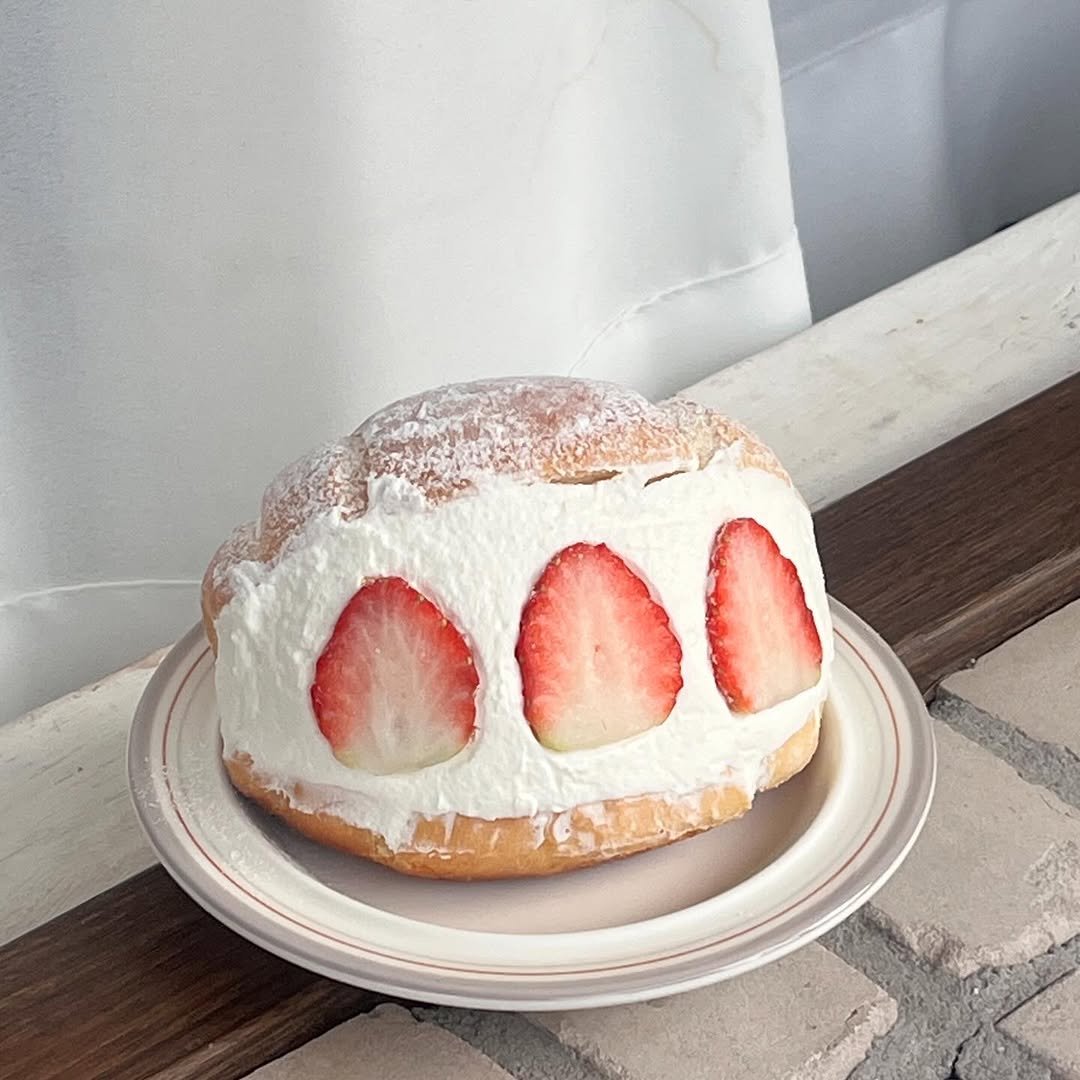 Photo by 동탄카페, 조각달과자점 | 베이커리카페 • 디저트카페 • 카페인테리어 in 동탄 with @jogakdal_bakery. May be an image of chiffon cake, strawberry, cheesecake, bread and text.