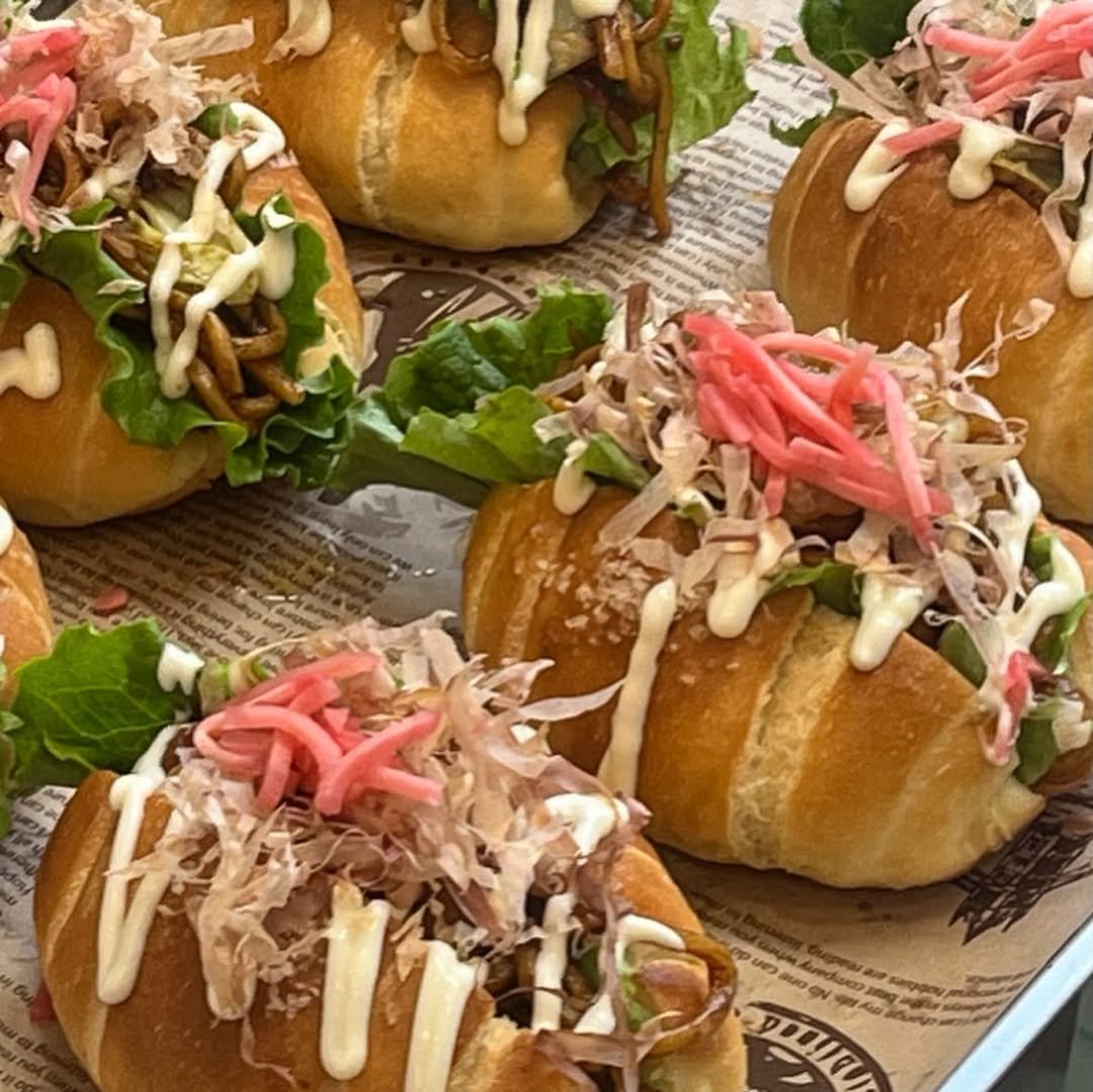 Photo shared by 동탄카페, 조각달과자점 | 베이커리카페 • 디저트카페 • 카페인테리어 on February 13, 2026 tagging @jogakdal_bakery. May be an image of hotdog, sandwich, buns and text.