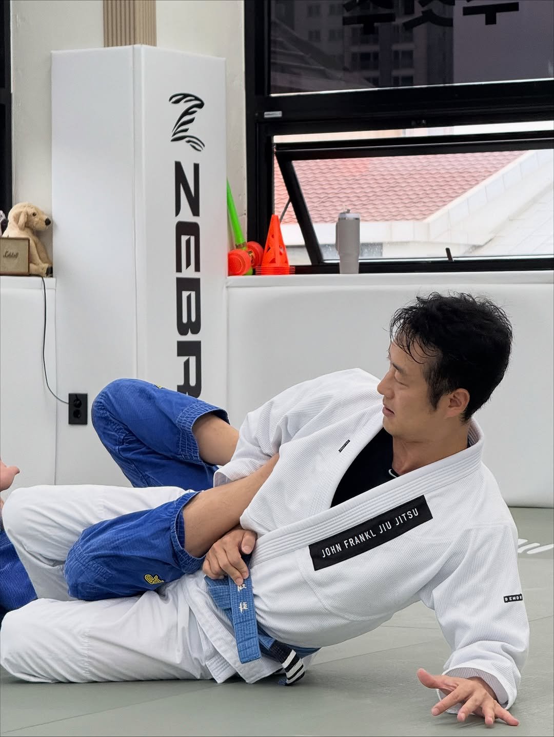 Photo shared by 존프랭클 주짓수 라베니체 / 김포주짓수, 장기동주짓수 on September 24, 2025 tagging @tae.dy92, @seungdaema, and @rogan.lee.wonderland. May be an image of 1 person, performing martial arts, mat, belt and text.