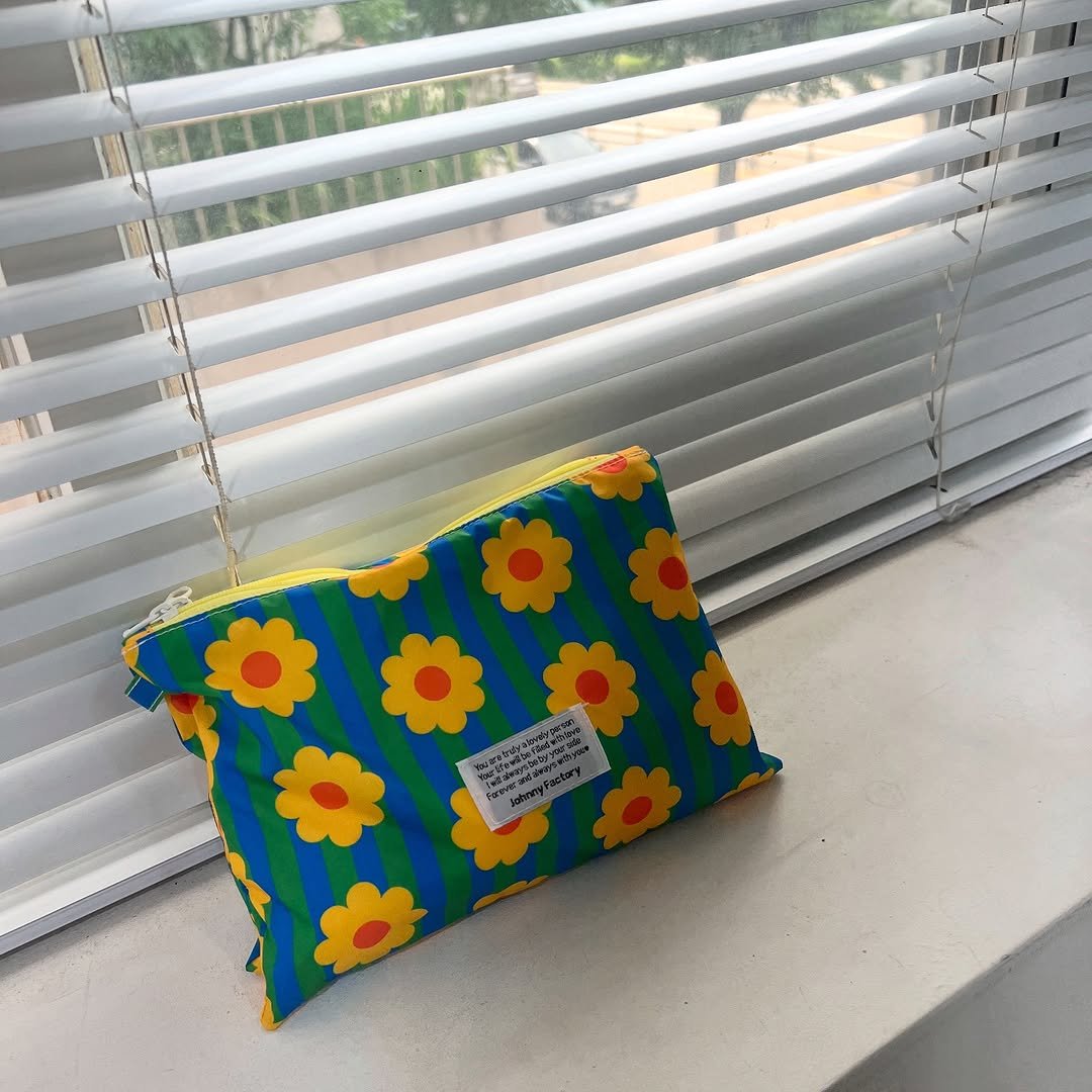 Photo by 죠니팩토리 | 패브릭소품샵 on July 31, 2025. May be an image of pencil case, pouch, clutch and text.