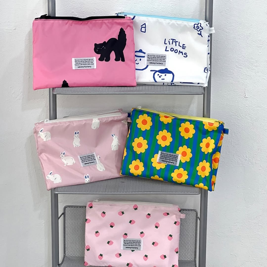 Photo by 죠니팩토리 | 패브릭소품샵 on August 20, 2025. May be an image of pouch, pencil case, grocery bag and text.