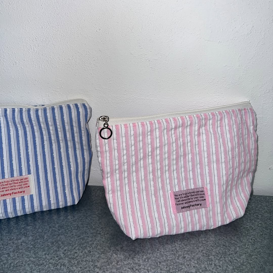 Photo by 죠니팩토리 | 패브릭소품샵 on July 18, 2025. May be an image of pencil case, pouch, clutch and text.