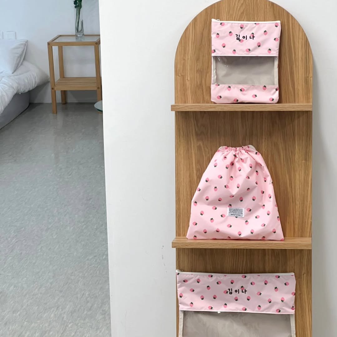 Photo by 죠니팩토리 | 패브릭소품샵 on February 21, 2026. May be an image of towel rack, pegboard, rack, drawstring, clothes hanger, baby bed, shelf and text that says '김이다 김이 김이다 김 ® 4'.