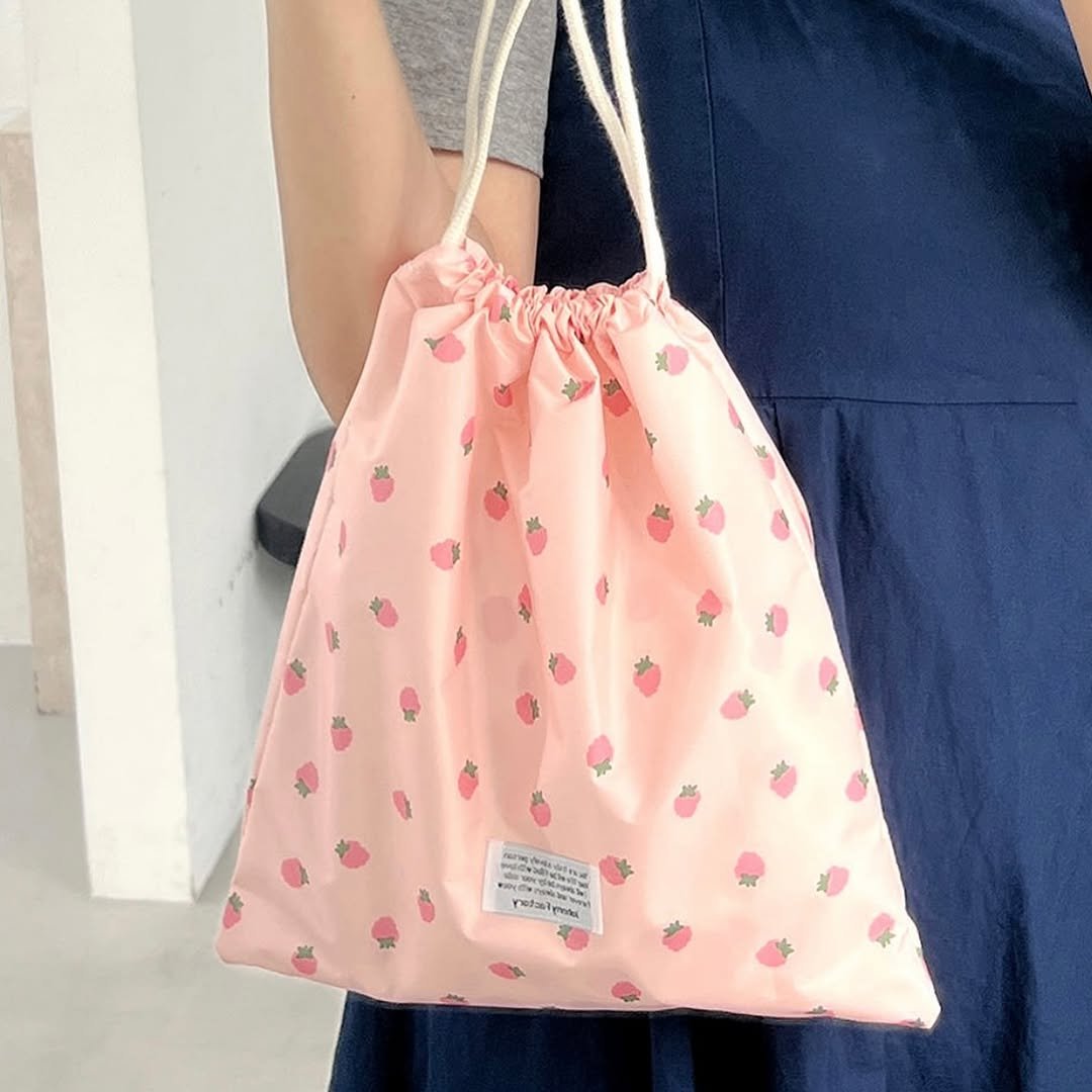 Photo by 죠니팩토리 | 패브릭소품샵 on July 20, 2025. May be an image of purse, pencil case, drawstring and text.