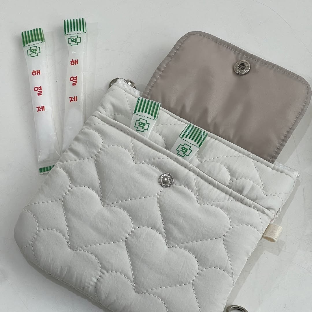 Photo by 죠니팩토리 | 패브릭소품샵 on April 01, 2026. May be an image of purse, pouch, wristlet, pencil case and text that says '您 ጃ 五 해 nô 제 제 제'.