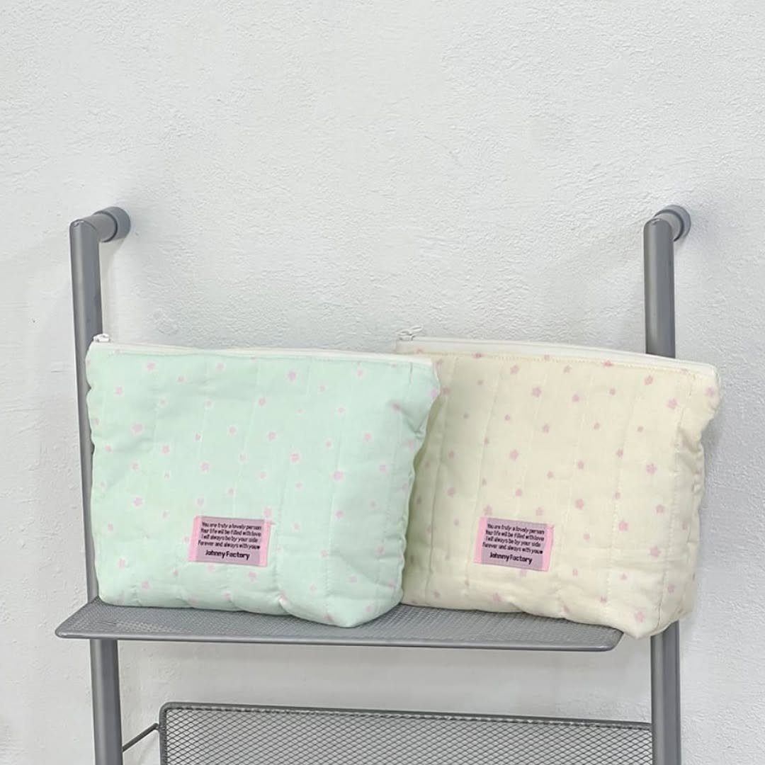 Photo by 죠니팩토리 | 패브릭소품샵 on July 23, 2025. May be an image of towel rack, blanket, rack, pouch, pencil case, baby bed and text.